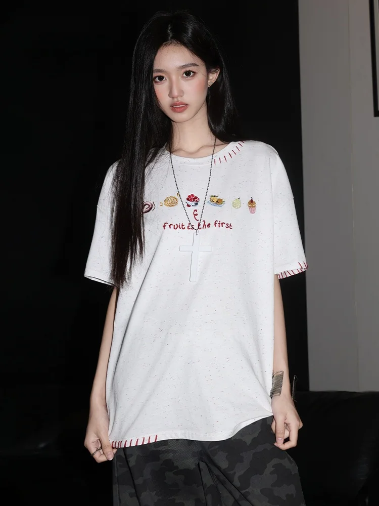 刺繍入りのゆったり白Tシャツ：カジュアルスタイルのデザインと実用性を解説