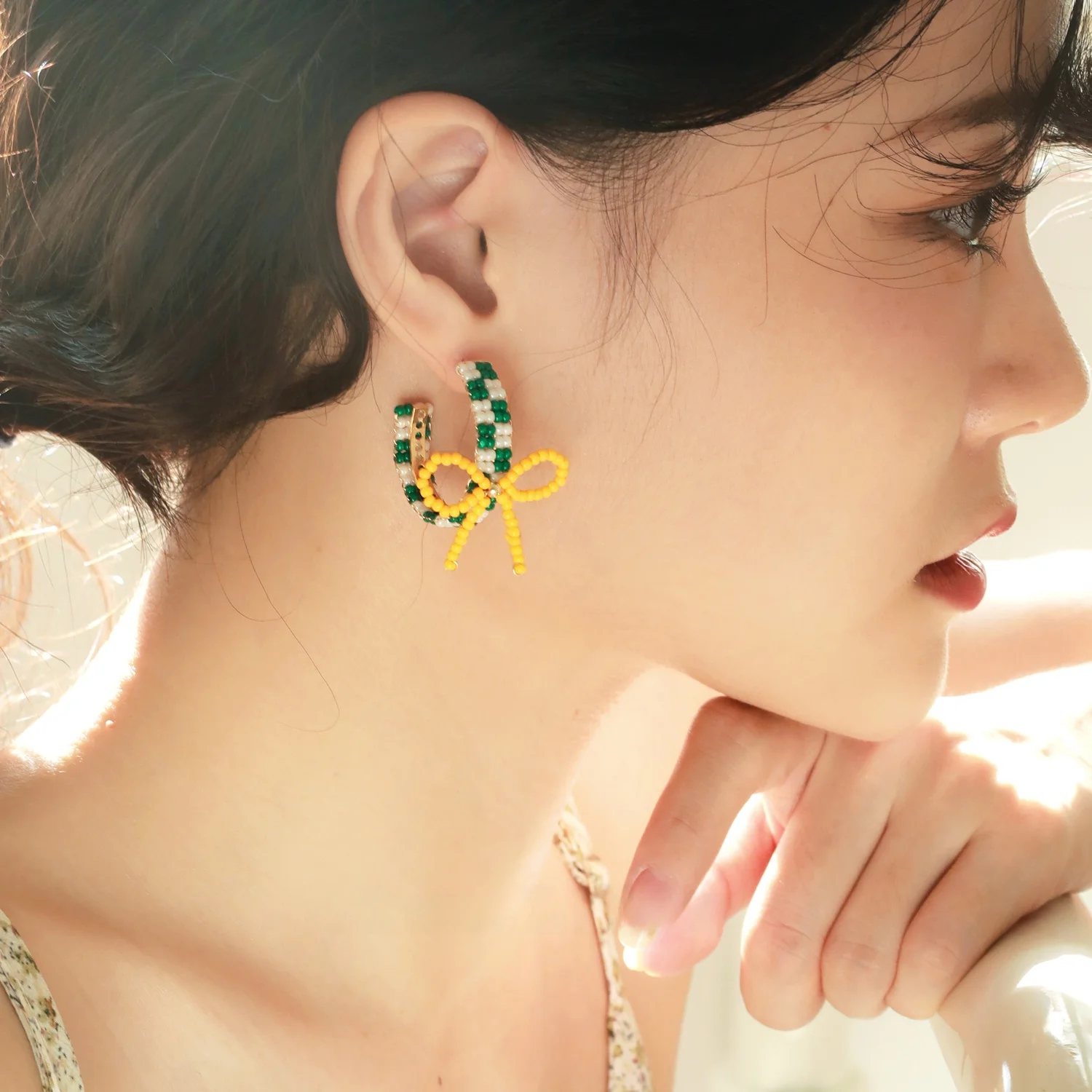 個性的リボン型イヤリング：ハンドメイドの爽やかな夏アクセサリー