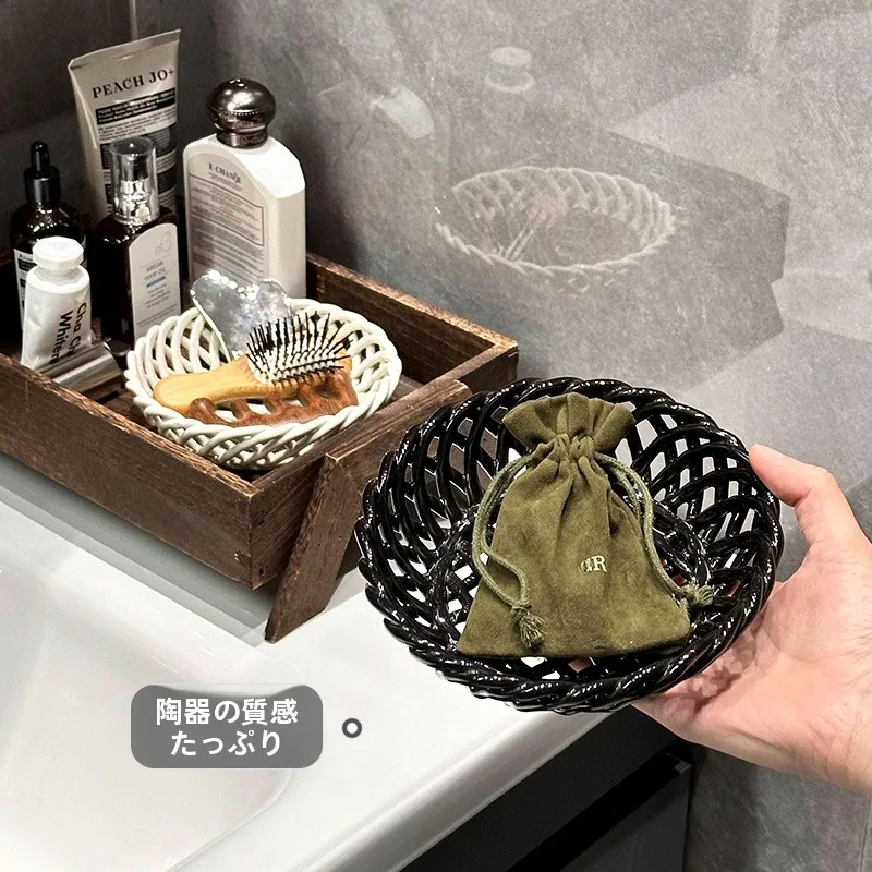 高級感ある陶器製ラタン風トレイ：生活雑貨のおしゃれな収納解決策