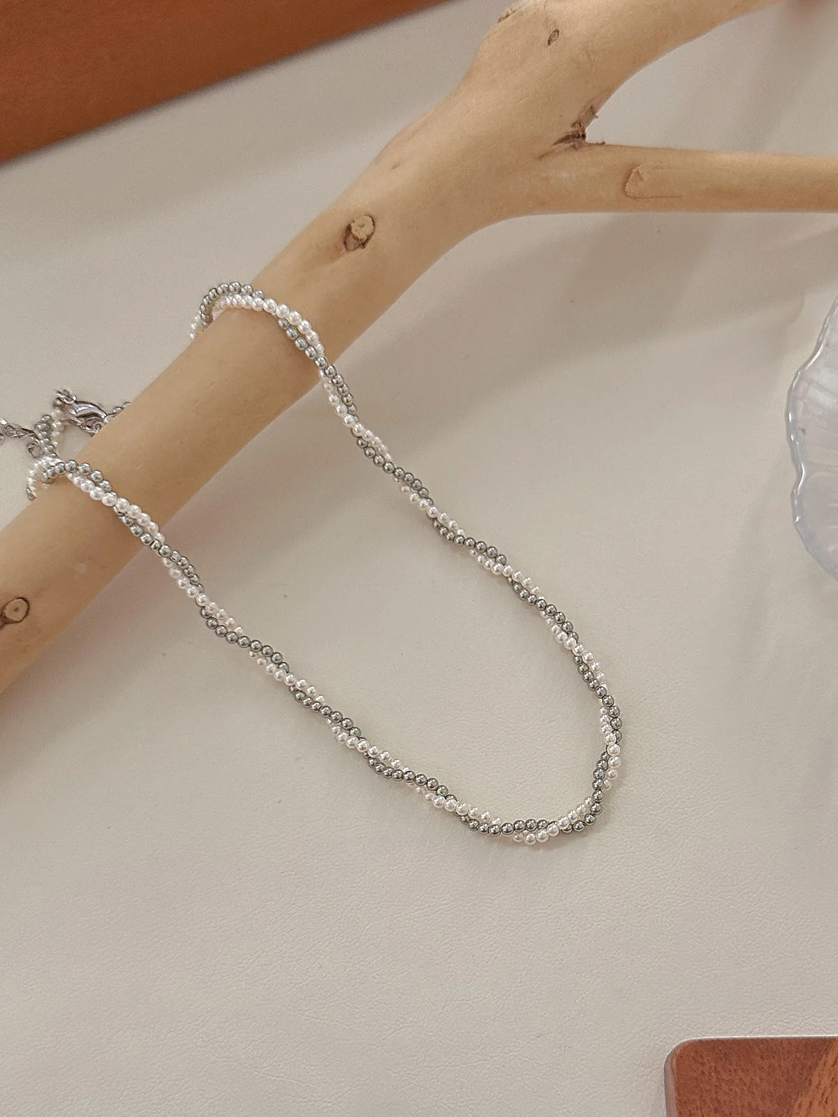 高級感あふれるツイストデザインのパールネックレス【二重巻き・個性的・シンプルな鎖骨チェーン】