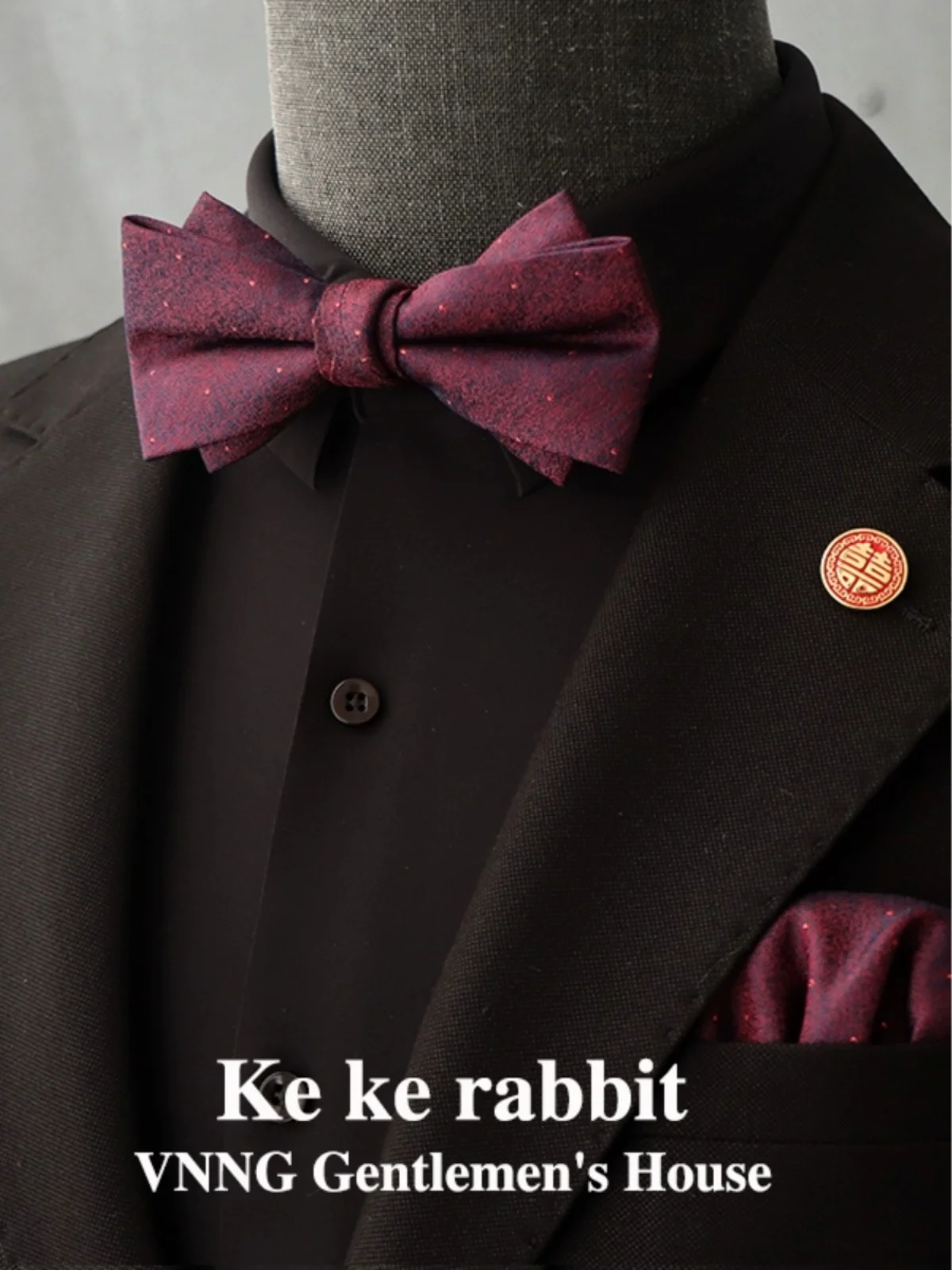 bowtieをどう選ぶか？レトロなボルドー色蝶ネクタイが、日常のスタイルに与える驚きとは