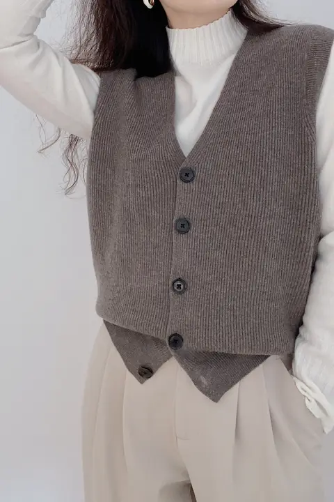 上品なデザインのVネックニットベスト【ウール混・短丈・レトロ学院風】