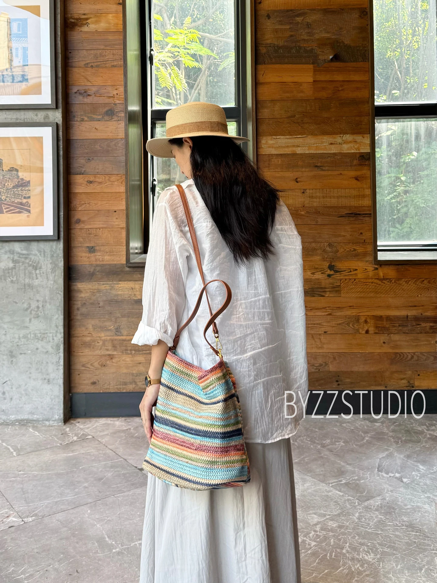 カラフルなストロー素材のトートバッグ：アートスタイルの手作り感と実用性を徹底解説