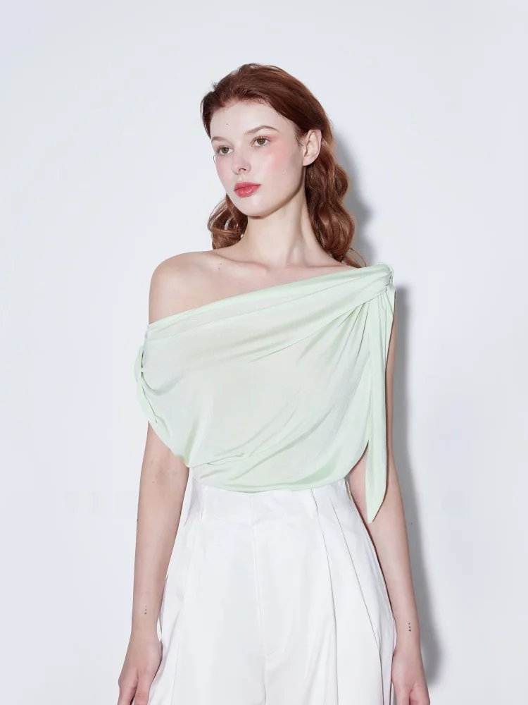 斜め肩ニットトップ：off shoulderデザインの法式エレガンスと高弾力素材の実用性