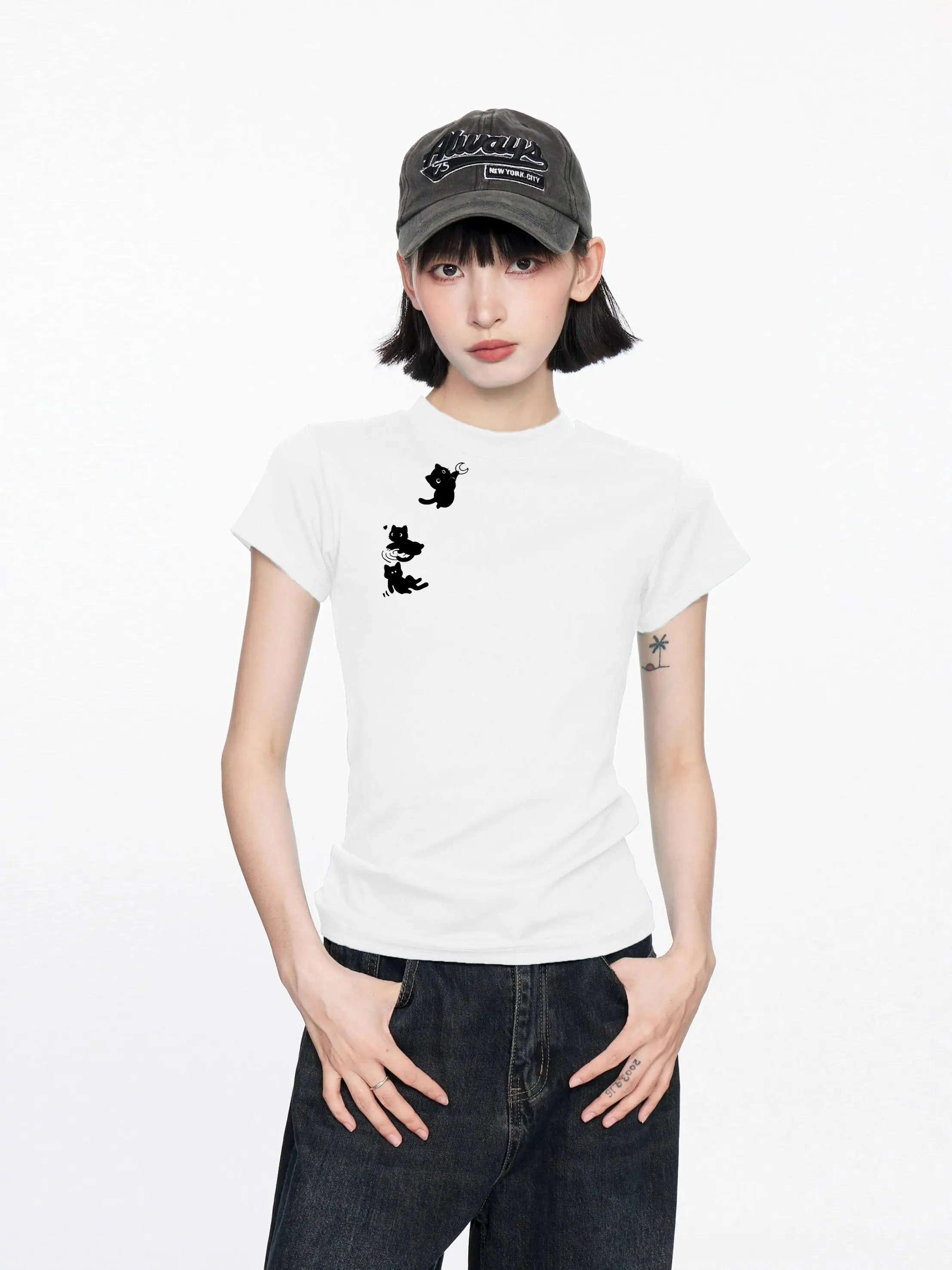 大人可愛い服 40代コーデの秘密：猫デザインTシャツで心を癒すリアルなスタイル