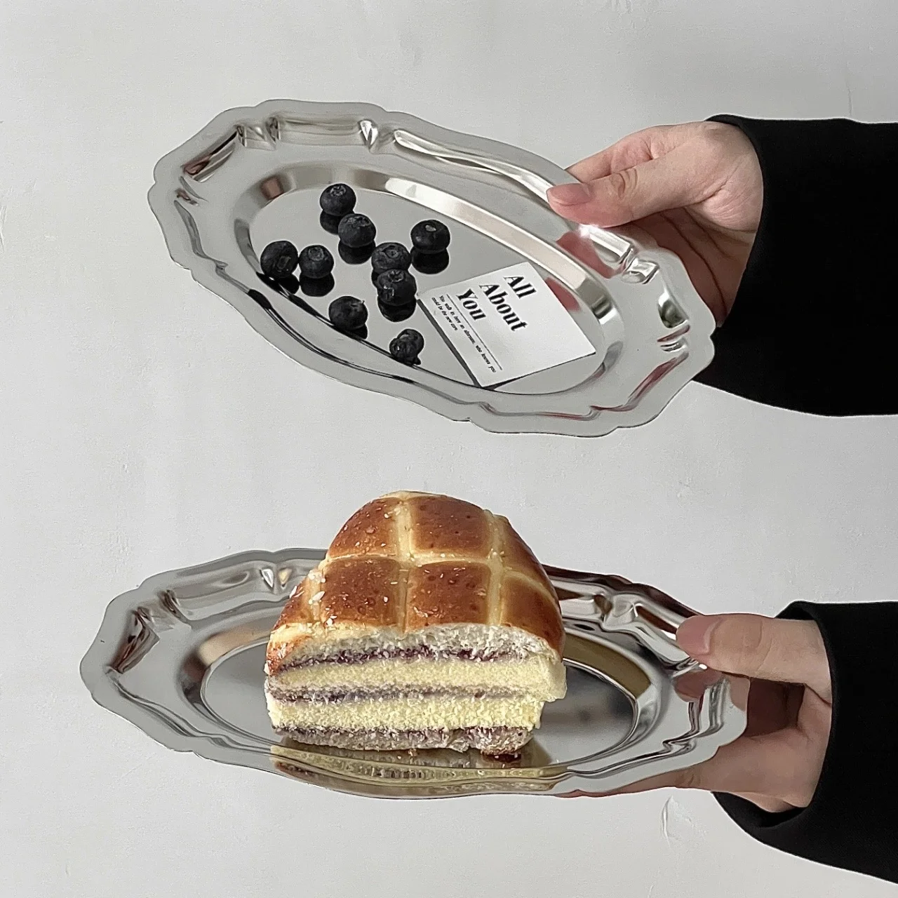 ハーフバースデー プレート：オーバル型ステンレストレーの実用性とデザイン特性