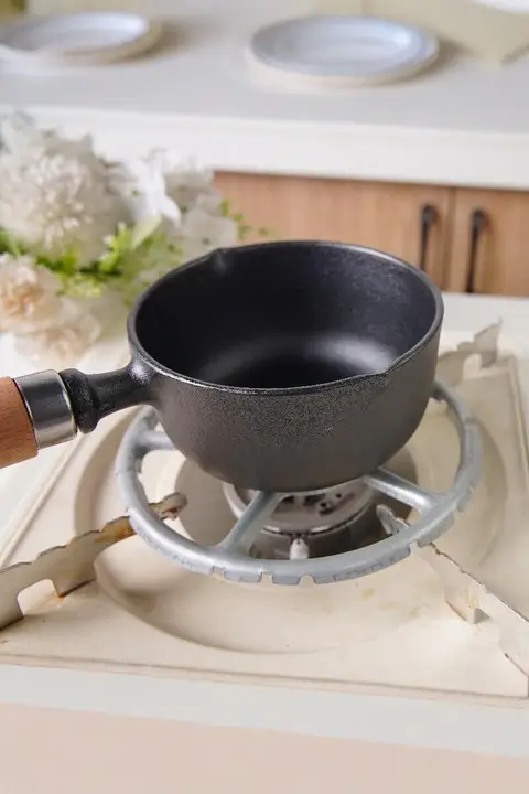 ミニ鋳鉄製たまご焼き器【実用的・油注ぎ機能付き・IH対応】
