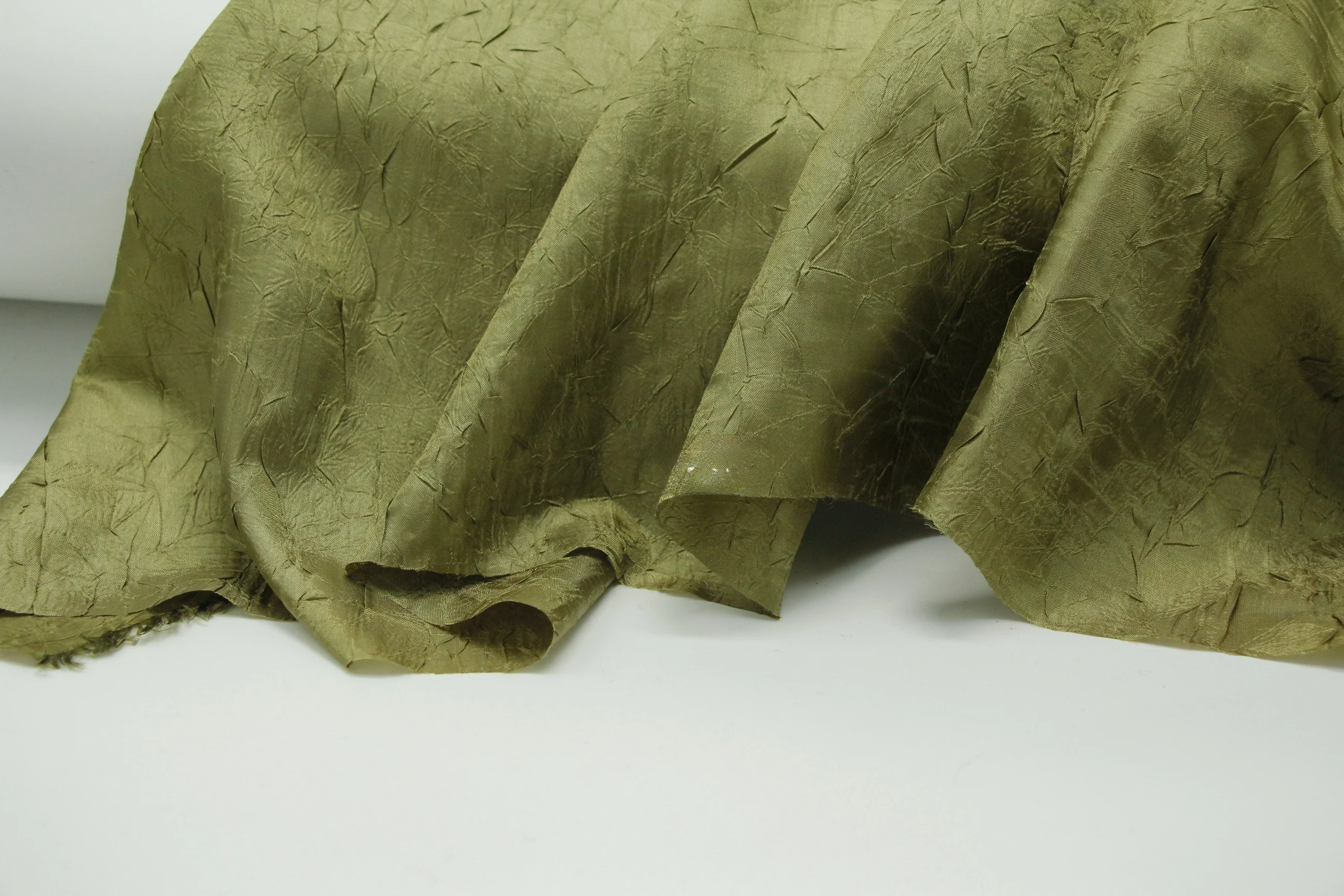 肌理デザインの薄手ドレープ生地：透け感のある生地の実際の質感と使用シーン