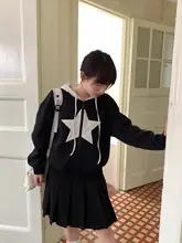 黒い小犬と星のデザインのゆったりフード付きパーカ【女性用・短丈・長袖】