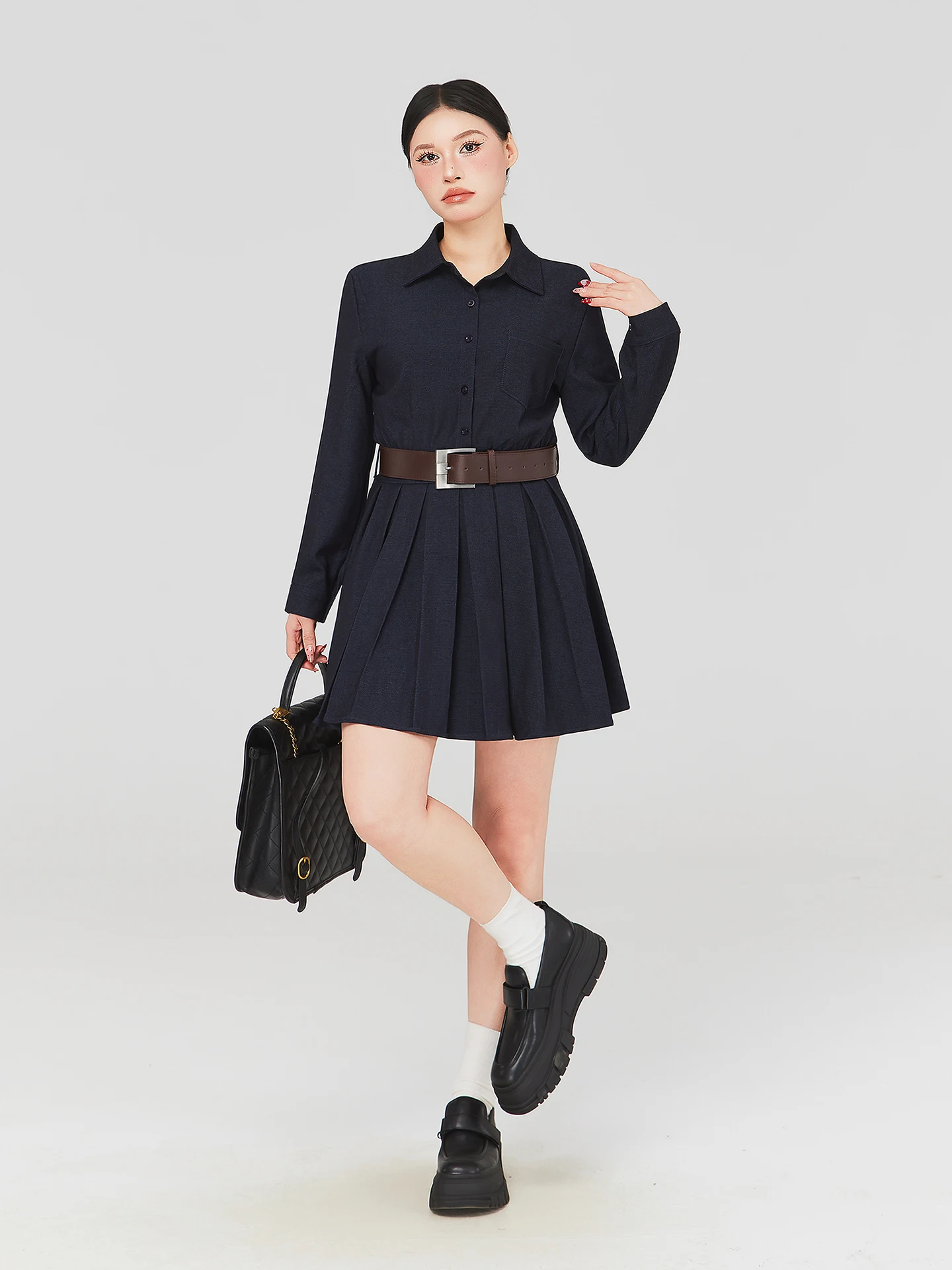 4月20度の服に合うポロ襟プリーツワンピースの選び方と実際の着用シーン
