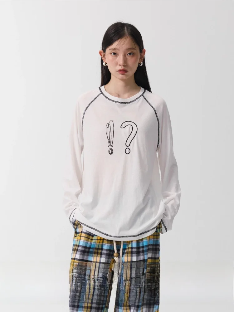 手描き刺繍入りスノーコットンTシャツ：女性向けのゆったりデザインとクリーンな素材の実用性