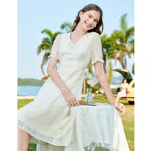 Vネック刺繍入り短袖ワンピース【新中式・盤扣デザイン】