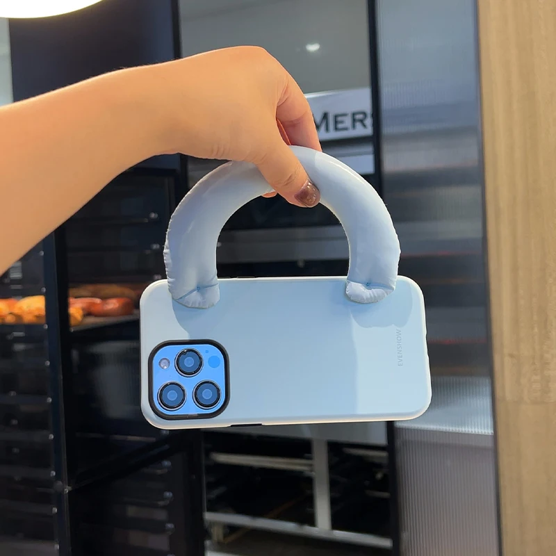 ストラップ付き iPhone ケース おしゃれ：マグネット吸着機能付きフィルムハンドストラップの実用性とデザイン