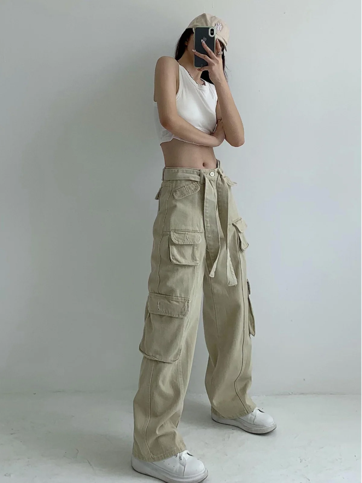 大人可愛い服 40代コーデのゆとりの秘密｜ワイドレッグカーゴパンツで自然なスタイルを実現
