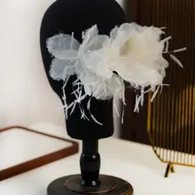 美しい立体デザインの羽毛付きウェディングヘッドドレス【白のヴェールに最適】