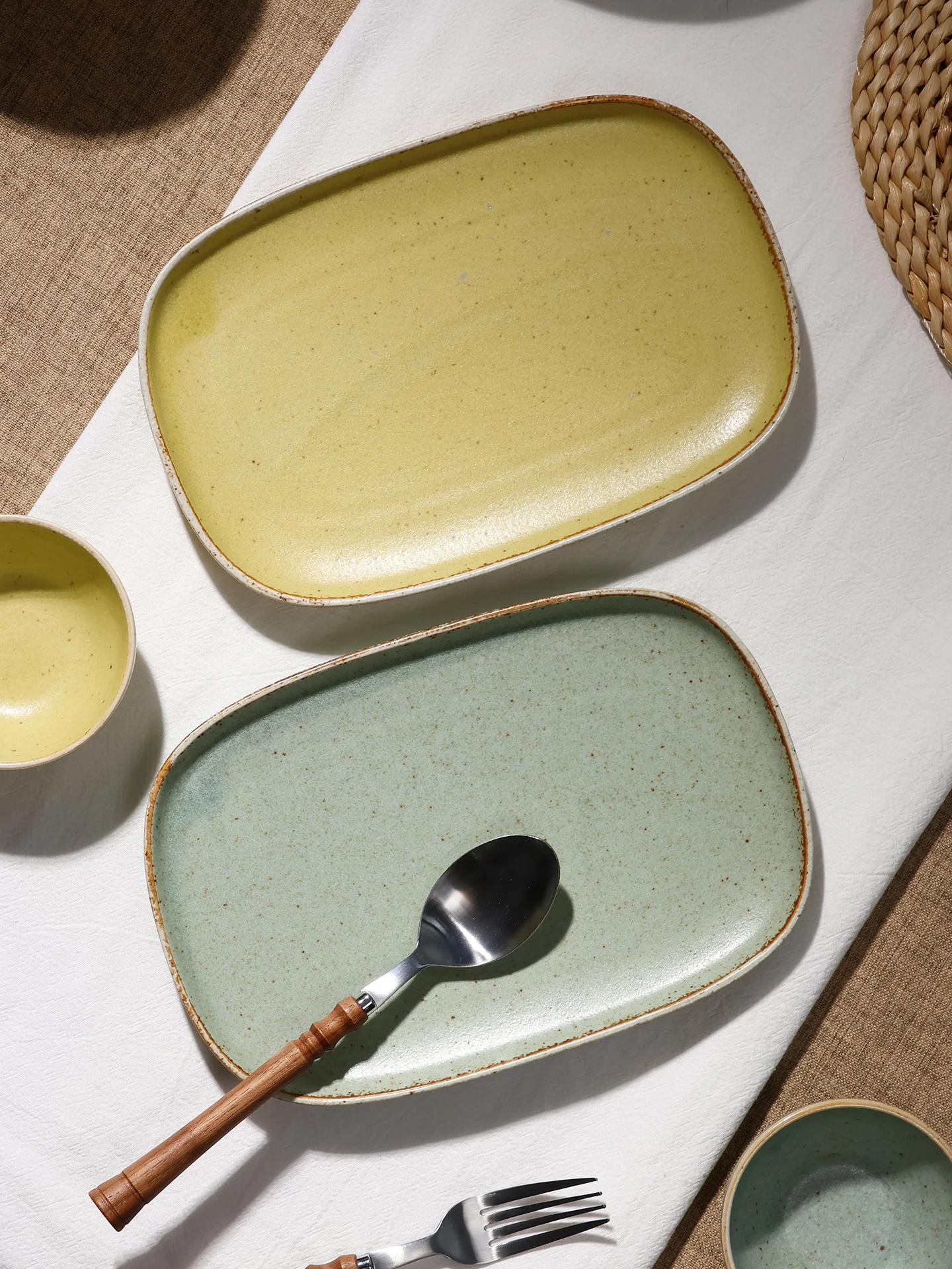 シンプルな粗陶製お皿：一人暮らし向けのレトロスタイル陶器の実用性とコストパフォーマンス