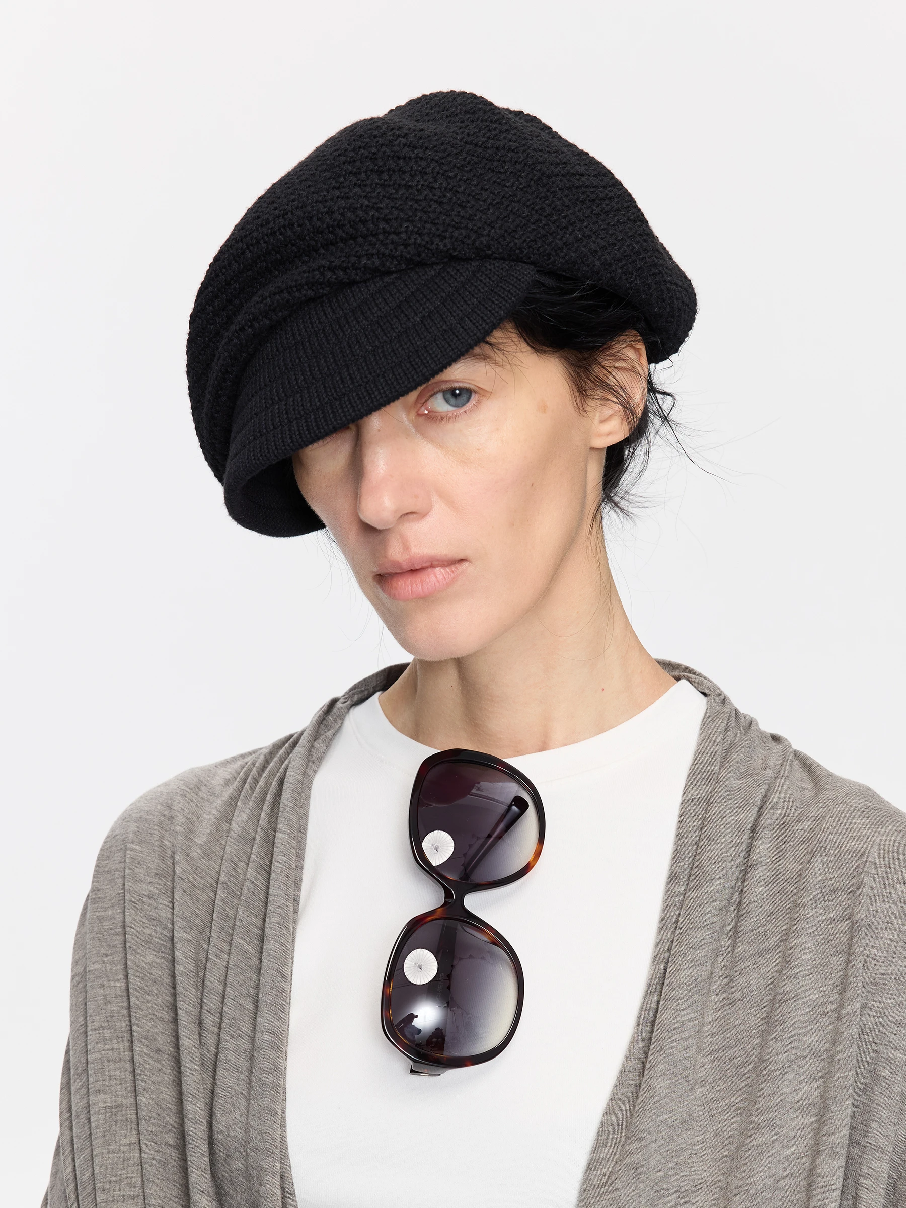 斜めかぶりに悩むあなたへ：本当に軽い感じに見える理由と、今夏のベストな選び方とは？