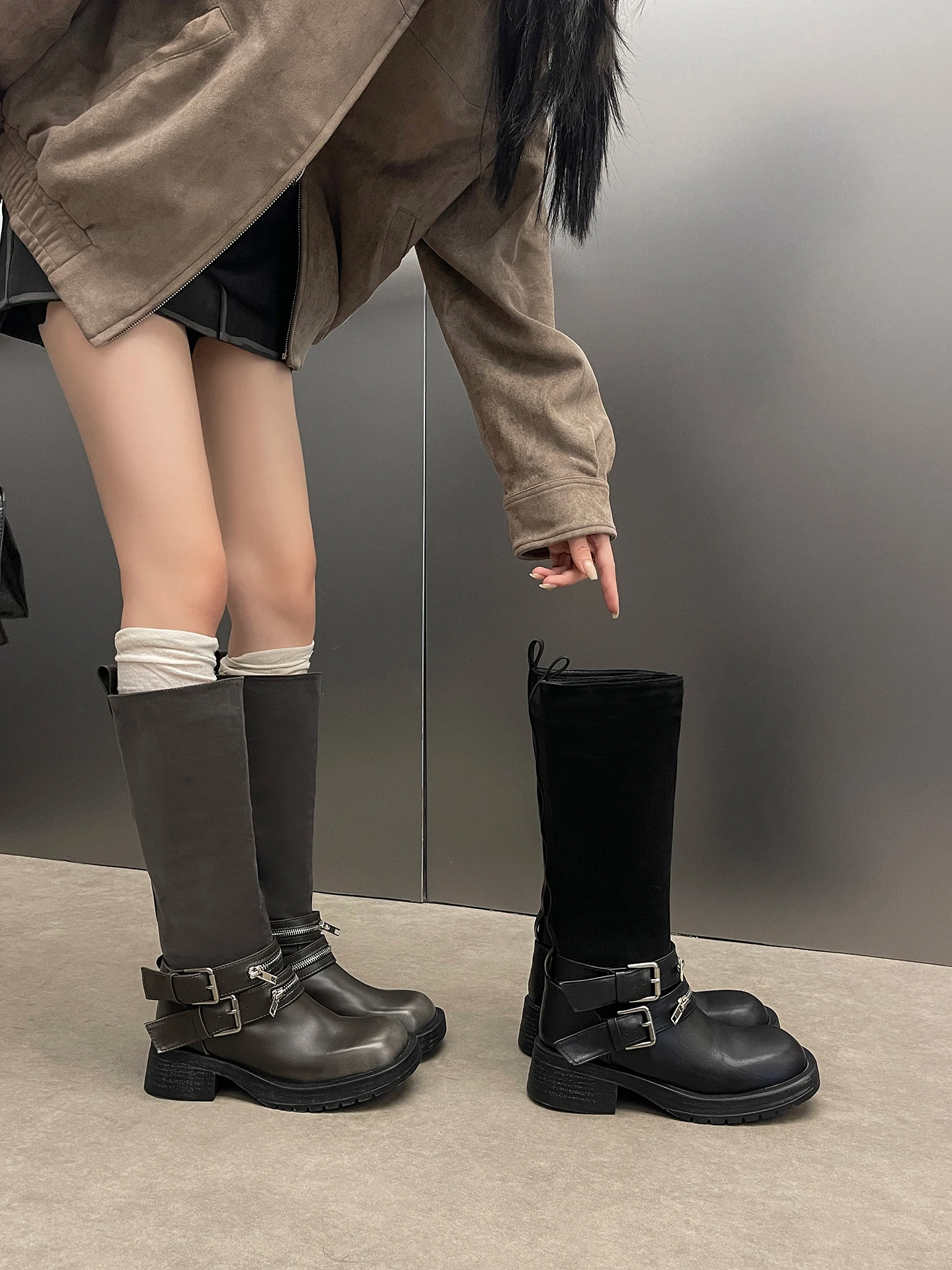 厚底の長筒ブーツ：レトロデザインとバックルが特徴の女性用ファッションブーツ