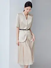 Vネックシャンパンカラー短袖ジャケットとカーキ色プリーツスカートのビジネスアンサンブル （セットアップ対応）