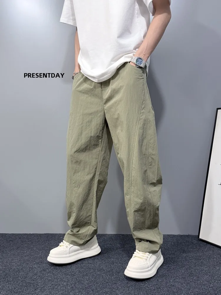 夏の汗を気にせず過ごすには、速乾ストレッチパンツを選ぶべき？