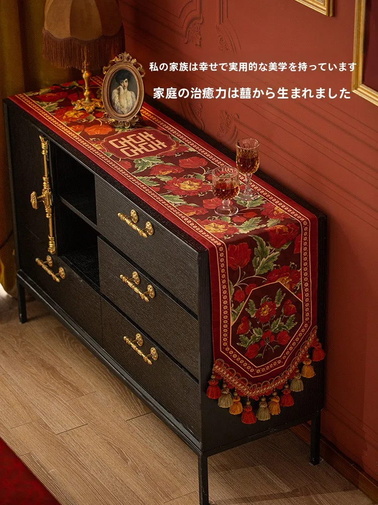 結婚家具の選定における、新中式風ローズレッドテーブルクロスの役割と実用性