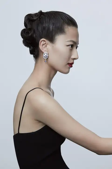 青いエナメル縁取りの925純銀製イヤクリッパー【女性用・高級感漂うデザイン】