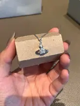 シンプルなデザインのサターンモチーフペンダントネックレス【ダイヤモンド付き・通勤用・ロックカラー】