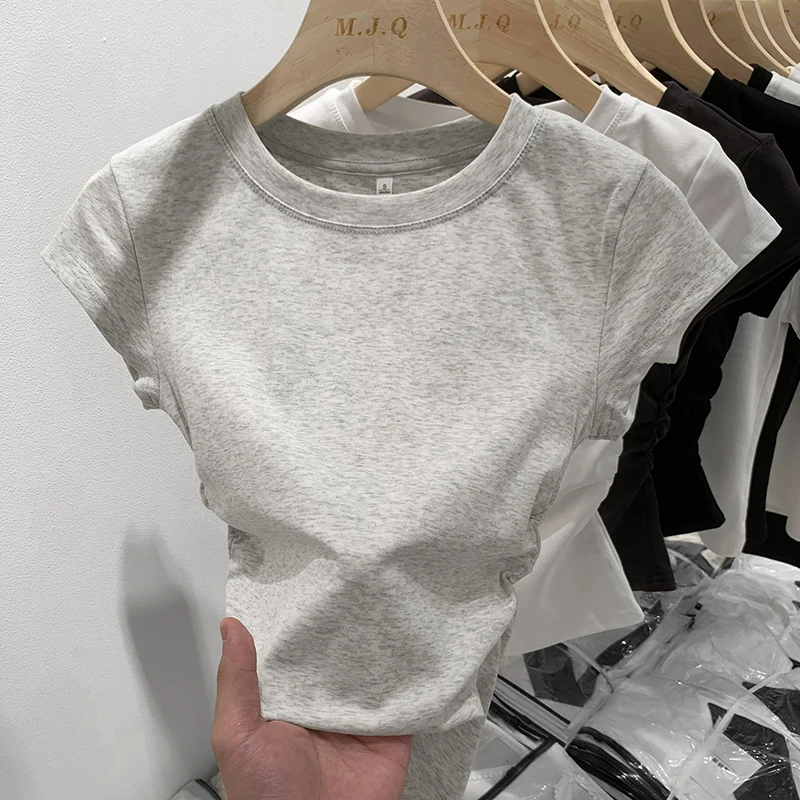 グレーのショートスリーブTシャツ：修身型デザインとシンプルなカジュアルスタイルの実用性解析