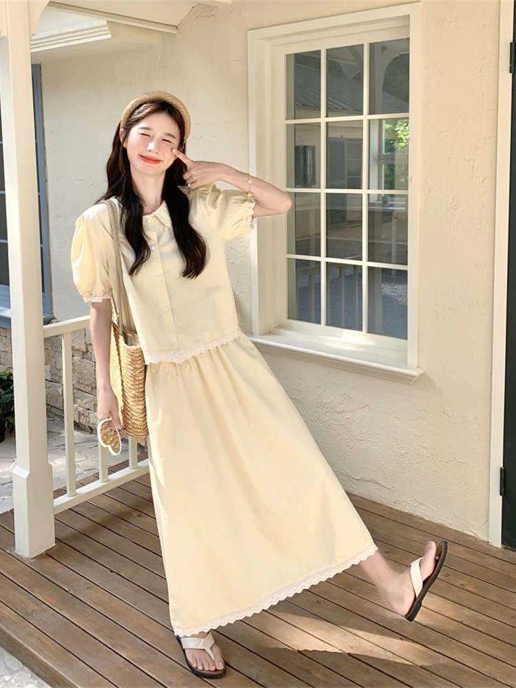 アイボリー色のドールカラーシャツとスカート：夏用学院風の可愛らしさを実現