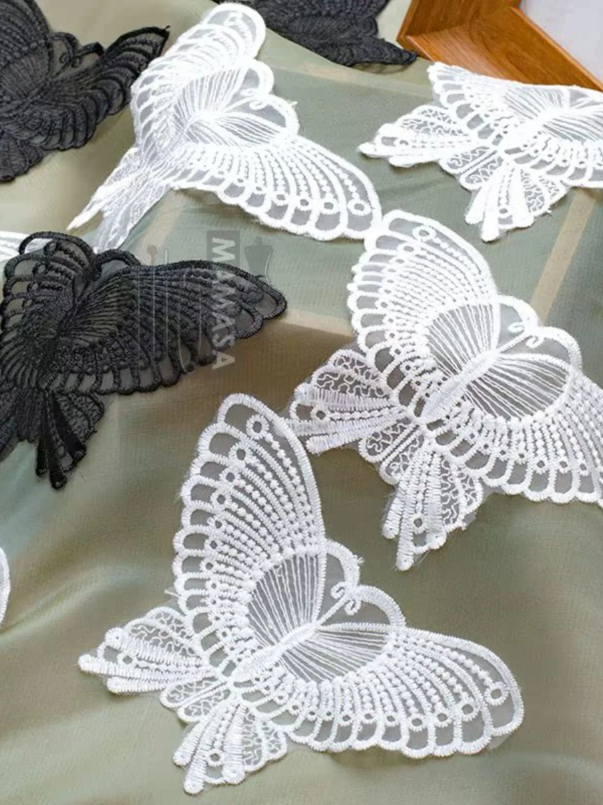 黒白の牛乳シルク刺繍チュール蝶フラワー：DIY手作りレース布の実用性と適用シーン