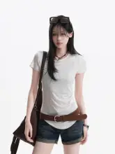 シンプルなデザインのフィット感あるショートTシャツ【ラウンドヘム・スタイル】