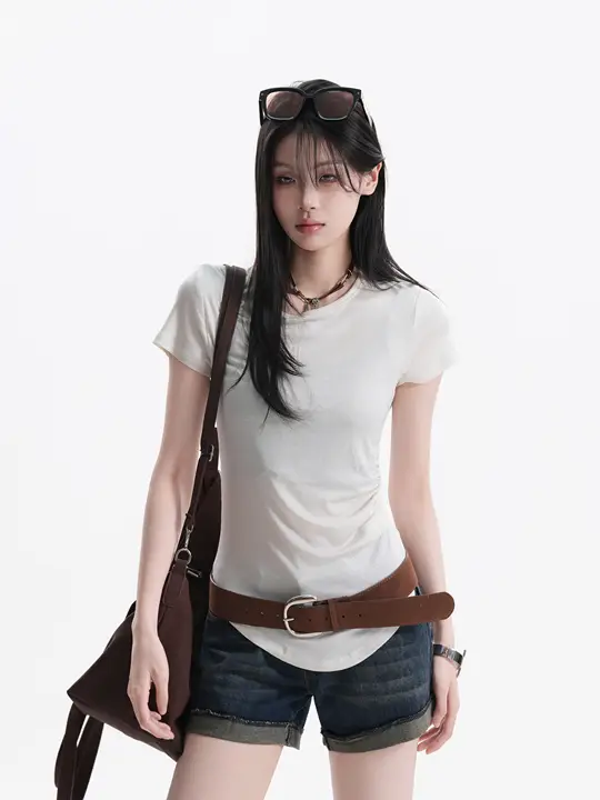 シンプルなデザインのフィット感あるショートTシャツ【ラウンドヘム・スタイル】