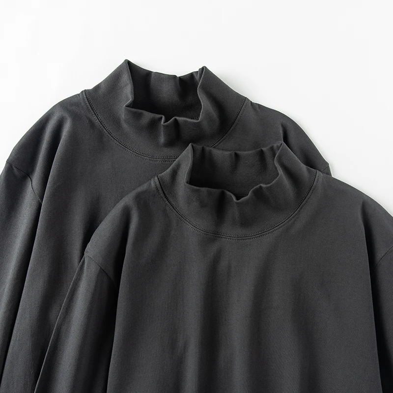 深灰色厚手コットンハイネックTシャツ：冬の着こなしに最適な日式青春スタイル