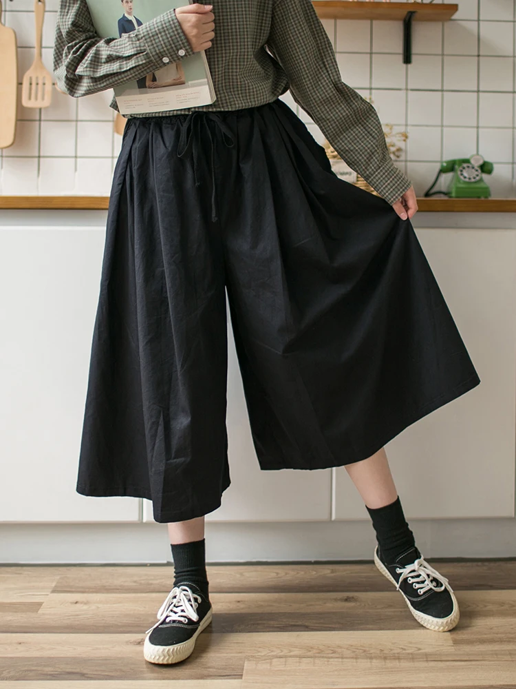きれいめコーデの基本アイテムとしてのブラックハイウエストワイドレッグパンツ