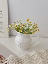 アンティーク風浮彫り陶器の花瓶【ホワイト・インテリア装飾用・小さなミルクポット】
