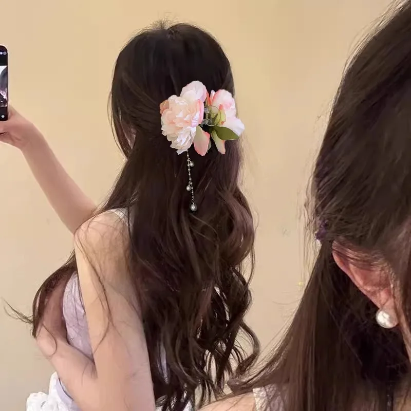 おしゃれな花とパールのフリンジ付きサメクリップ【華やかさ満点・後頭部用・髪まとめ器】