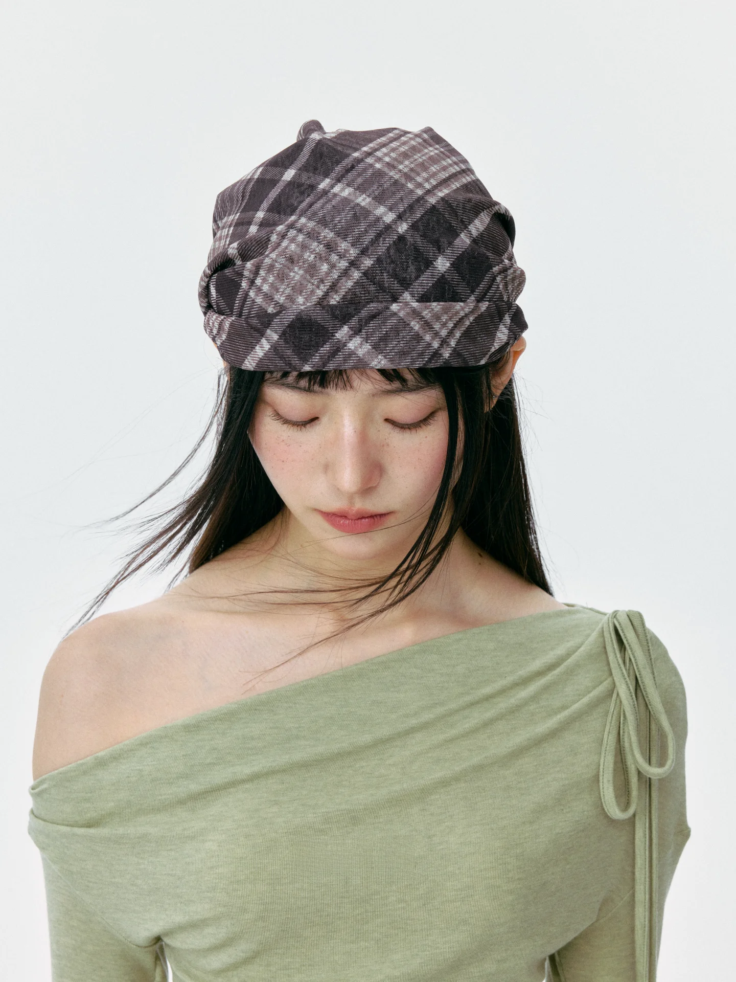40代の女性にオススメのヴィンテージチェックキャップ：文芸的なデザインと小顔効果