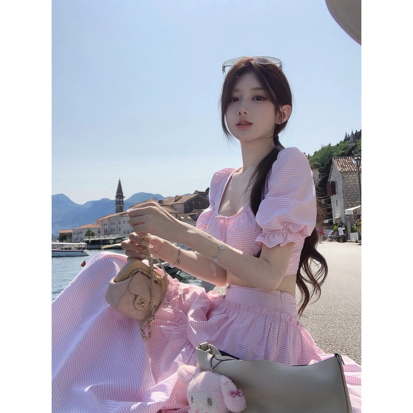 ピンクストライプのワンピースセット：夏用短款マキシスカートの実用性と着こなしのガイド