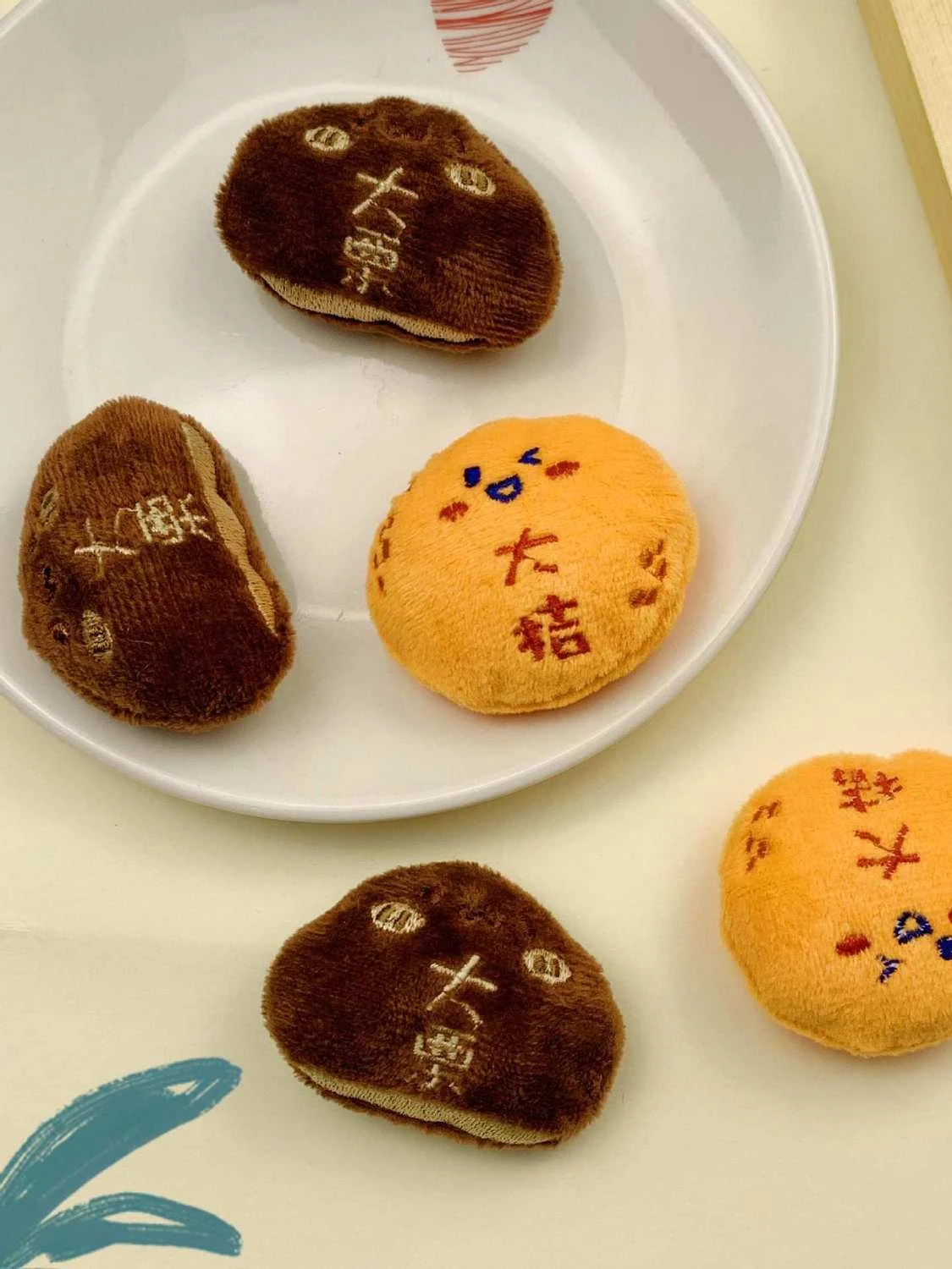 100均猫グッズで心を癒すには？オレンジと栗の猫おもちゃがベストな理由とは？