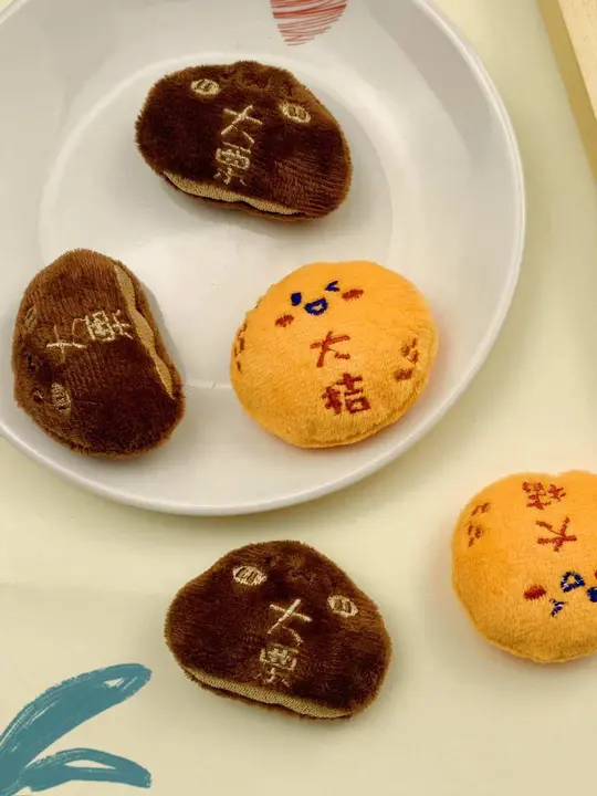 かわいいオレンジと栗の猫おもちゃ
