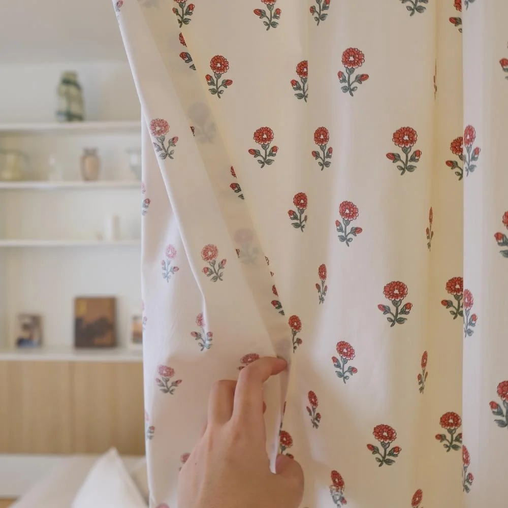 カジュアルカーテンで部屋の雰囲気を変えるには？レトロな小花柄がおすすめの理由