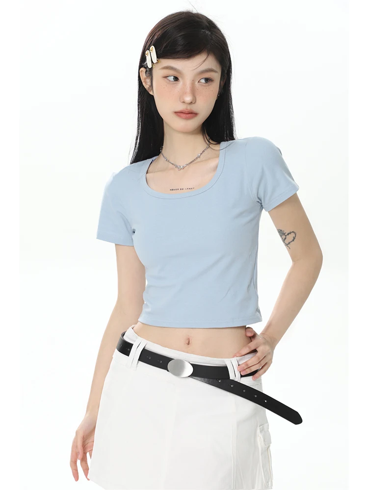20代女性が夏に選ぶべき「辣妹風」スタイルは？方領Tシャツと高腰スカートのセットアップで解決