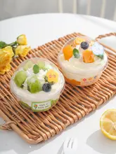 ストロベリーデザインのプラスチック製デザートカップ【95mm径・円形・アイスクリームやフルーツ用】