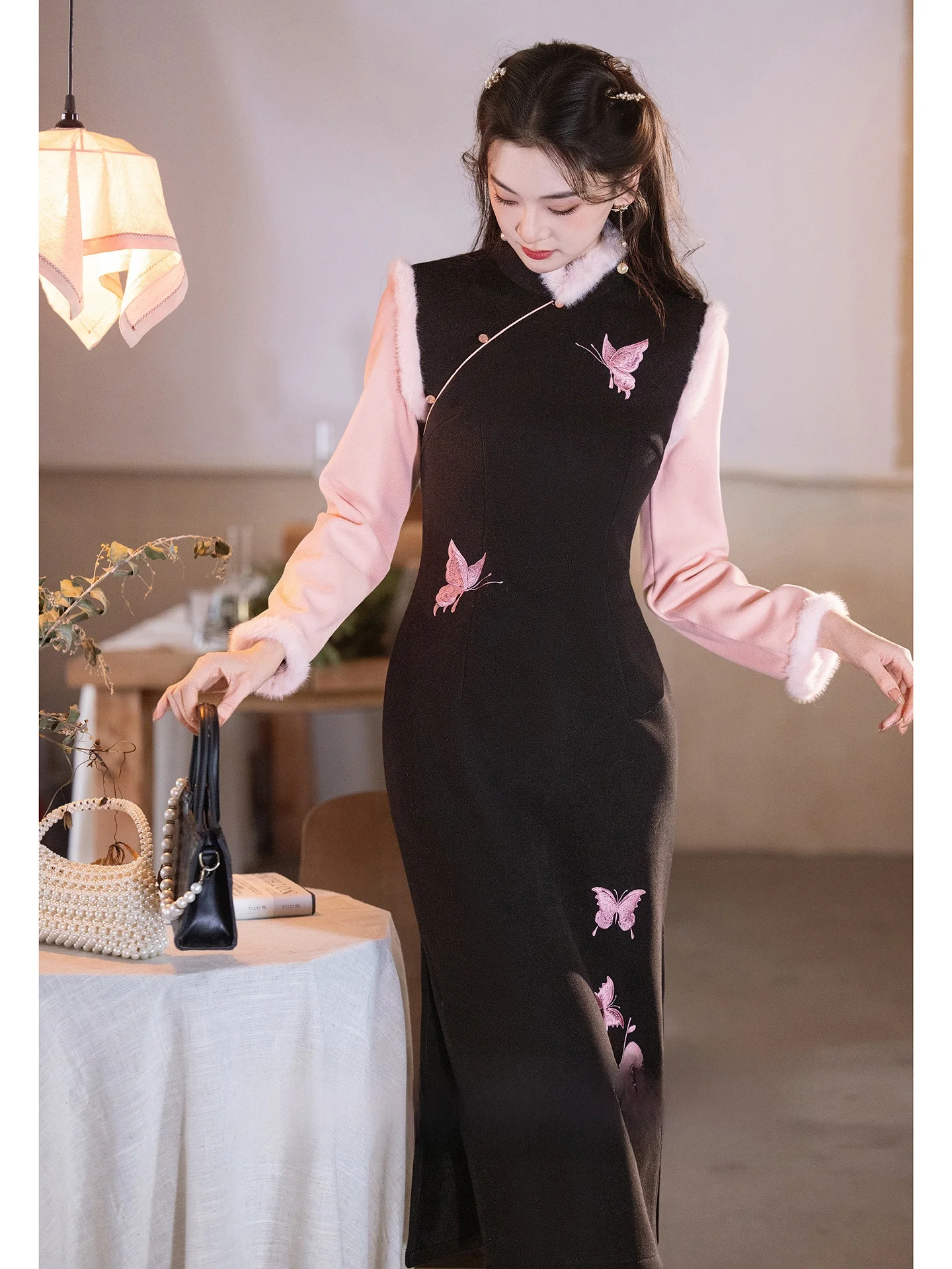 黒ワンピースに羽織るって、本当に必要なの？