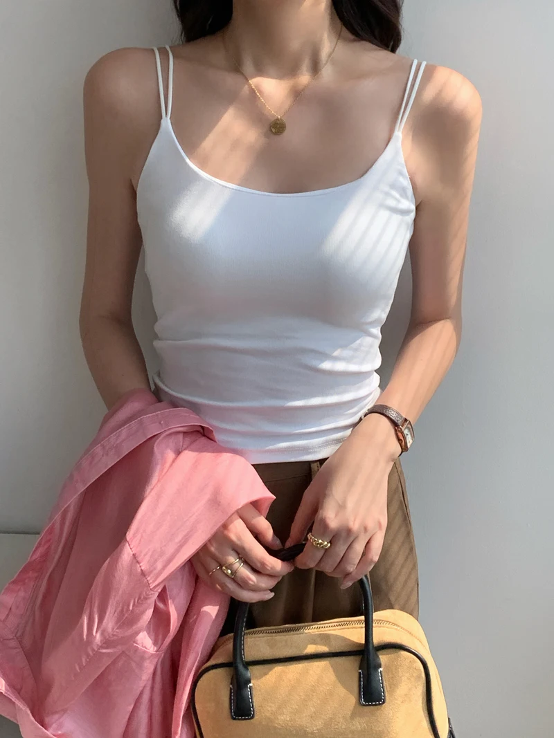肌見せデザインのキャミソール：胸パッド付きコットン素材で夏秋に最適なセクシー背中スタイル
