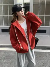 オーバーサイズの赤いフード付きトレーナー【春秋用・女性・スタイリッシュデザイン】