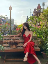 魅力的な大人の女性向け赤いキャミソールワンピース【レースディテール・サテン生地・ビーチリゾート用】