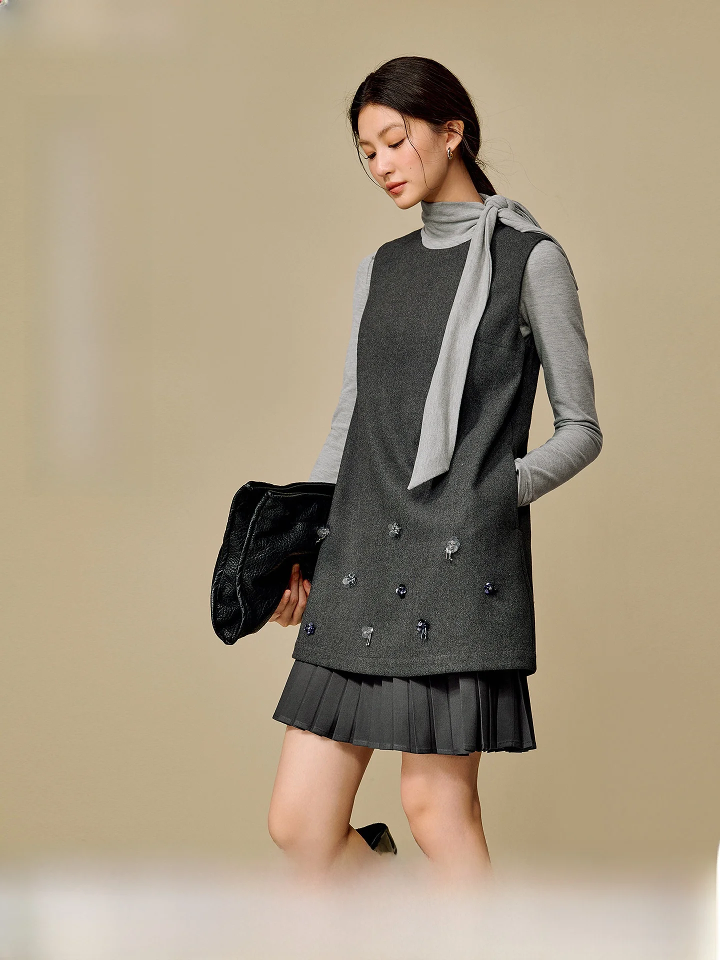 11月に着るレディース服装はどう選ぶ？立体ビーズフラワーが際立つグレー系ノースリーブワンピースの選び方