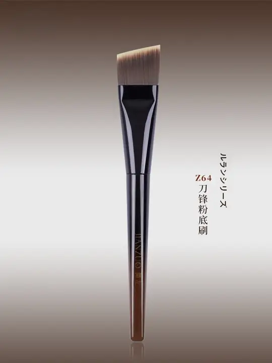 角度付きファンデーションブラシ【極上の柔らかさ・無痕仕上げ】
