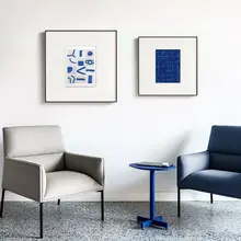 深い青の現代的ミニマリストリビングソファ背景画【青色抽象・高級感・寝室用装飾】
